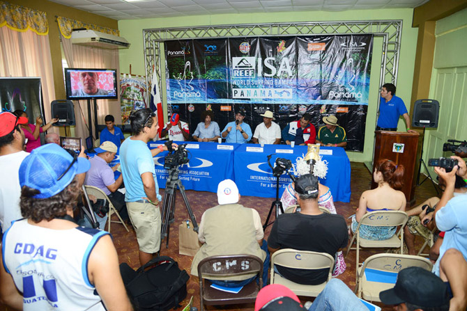 La Conferencia de Prensa Oficial de los Reef ISA World Surfing Games 2013 se llevó a cabo con la presencia de autoridades locales, oficiales y representantes de equipos, en frente a docenas de medios de comunicación de Panamá. Foto: ISA/Michael Tweddle