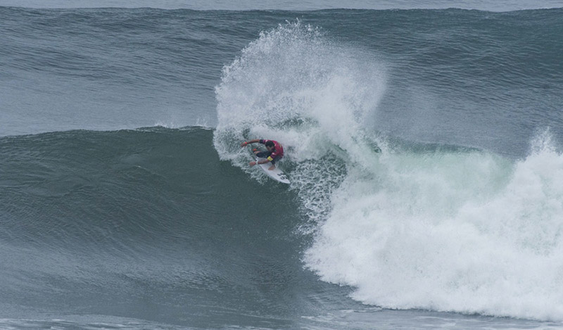 Australia’s Hayden Blair advanced into next round with critical power surfing maneuvers. Photo: ISA/Michael Tweddle