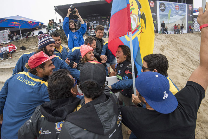 Team Ecuador cheering on their last surfer in the contest, Dominic Barona, who advanced to the Women’s Main Event Final. Photo: ISA/Michael Tweddle.